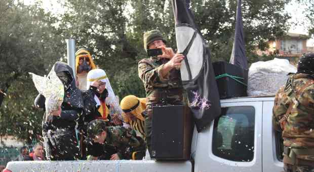 Tuscania, mascherati da terroristi dell'Isis con il patrocinio del Comune: al Carnevale scoppia la polemica