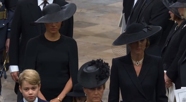 Funerali Elisabetta, Harry (senza divisa) e Meghan alla cerimonia vestiti di nero