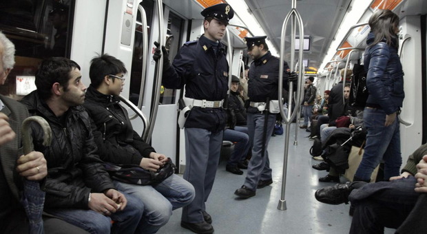Agenti di polizia in servizio sulla metro