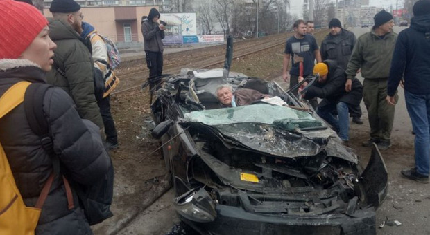 Tank russo schiaccia un'auto in corsa a Kiev: il conducente (un pensionato) salvo per miracolo