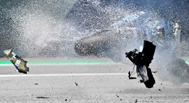 Moto2, incidente choc: Bastianini cade, Syahrin centra il mezzo che si frantuma in mille pezzi