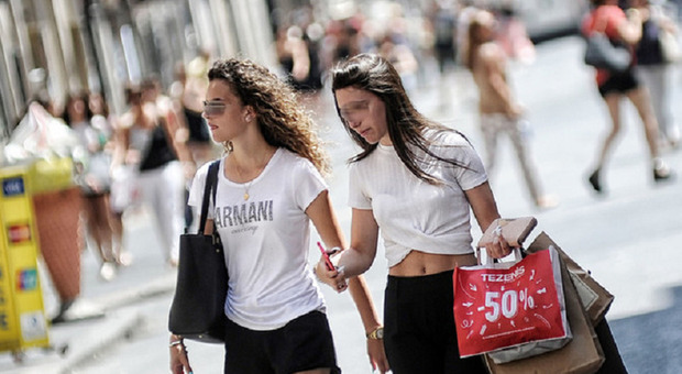 Due ragazze fanno shopping, sfruttando i saldi
