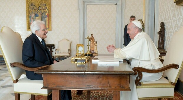 Mattarella in Vaticano al termine del suo mandato per salutare Francesco, la partita del Colle è aperta