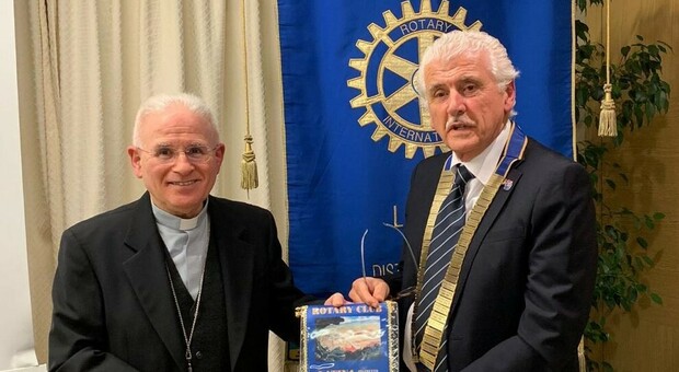 Monsignor Crociata con il presidente del Rotary, Alfredo Cugini