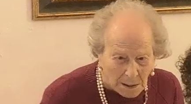 Compie 107 anni la maestra Giuseppina: sul Tik Tok è nonna Giusy e prosegue le sue lezioni