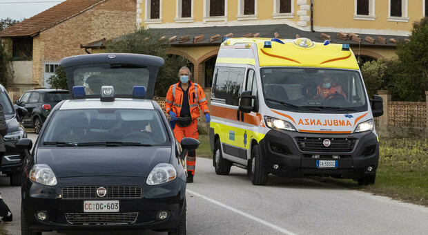 Carabinieri e un'ambulanza