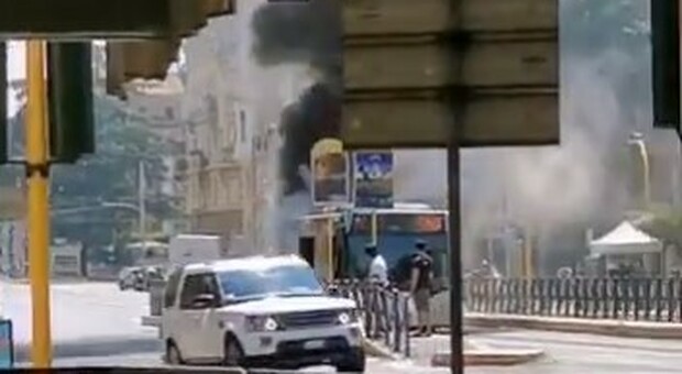 Un altro autobus Atac in fiamme: paura a viale Regina Margherita