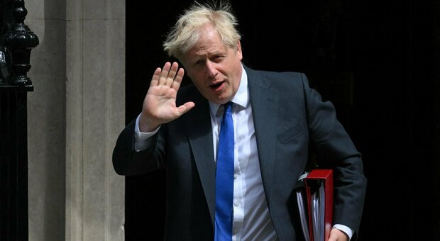 Gran Bretagna, governo nel caos: Johnson travolto da una valanga di dimissioni. «Ha le ore contate»