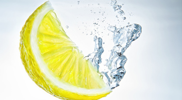 Acqua e limone, stimola il fegato e aiuta a digerire ma non fa dimagrire e non depura