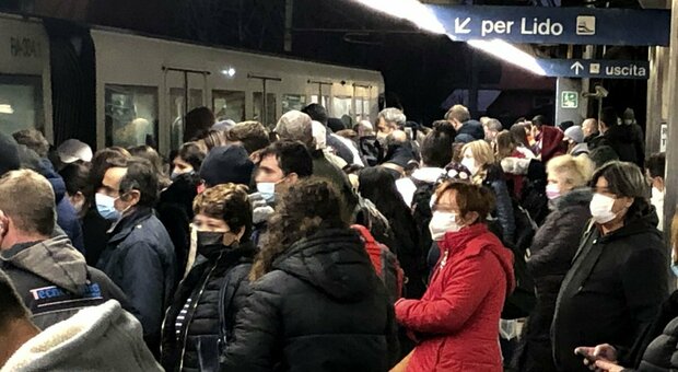 Roma-Lido, ossigeno per i passeggeri: la Regione acquista 11 treni