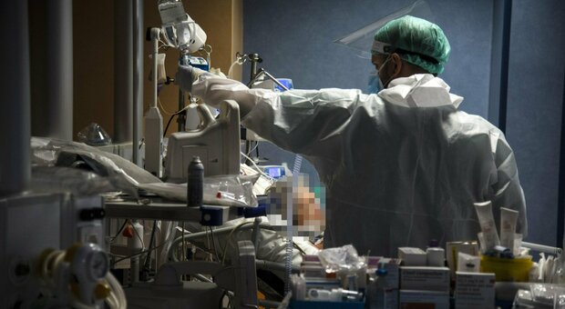 Covid, pochi letti: gli ospedali riaprono i reparti dismessi
