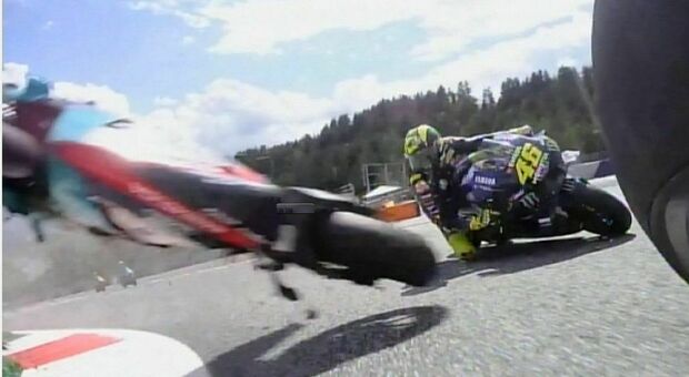 MotoGp, spaventoso incidente tra Morbidelli e Zarco: la moto dell'italiano vola e sfiora Valentino Rossi