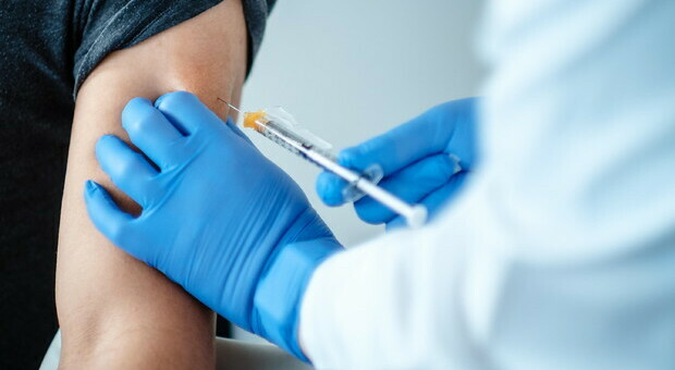 Padre no vax porta la figlia di 12 anni a fare finto vaccino: sospesa la potestà genitoriale