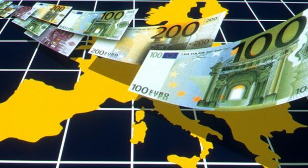 Eurozona: settore terziario guida la crescita, frena ancora il manifatturiero