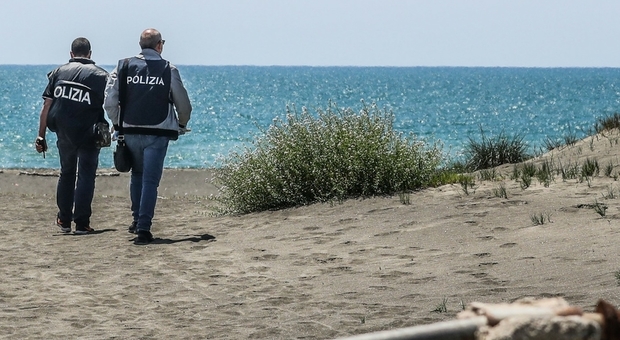 Controlli della polizia sulle spiagge a Ostia