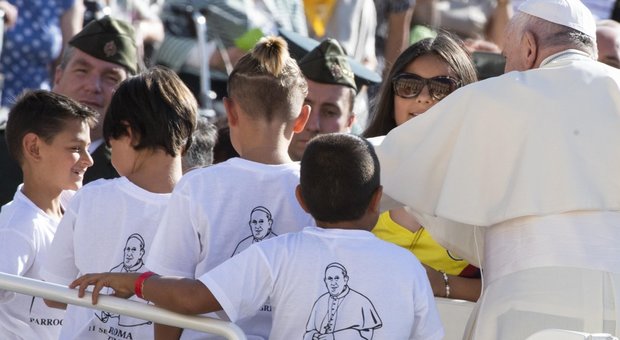 Papa Francesco con 6 bimbi sulla jeep: «In Africa va unita giustizia sociale ed ecologia»