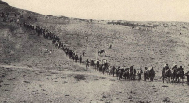 Le marce senza ritorno nei deserti anatolici degli armeni in una delle rarissime immagini