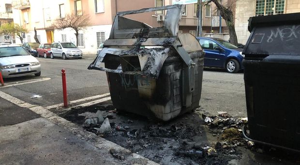Roma, arrestato il piromane dei cassonetti: l'ultimo colpo a Circonvallazione Nomentana