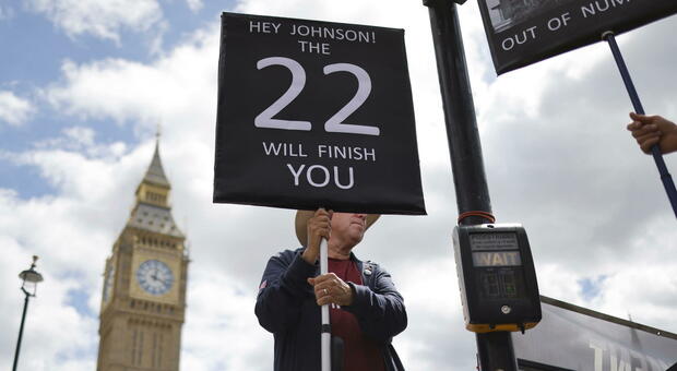 Boris Johnson, dallo scandalo Pincher al Partygate: ecco i motivi della crisi di governo