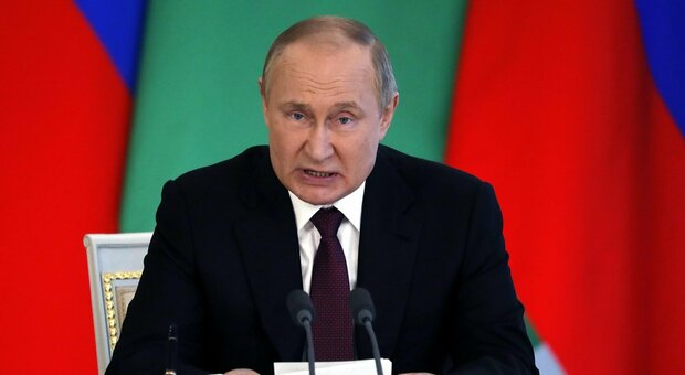 Putin malato, l'ex spia Usa: «Sarà inabile e rovesciato in 3 mesi». Ecco i 5 misteri sullo zar