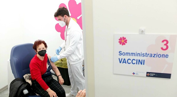 Vaccino Covid, quarta dose: solo 1 italiano su 4 sceglie di farla. «Adesso i cittadini temono più la crisi del virus»