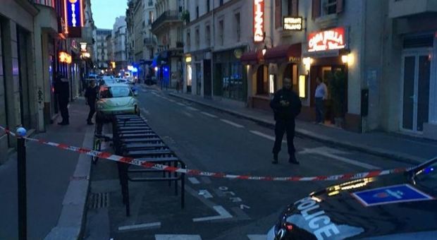 Parigi, l'attentatore era un ceceno. La polizia ha arrestato i genitori