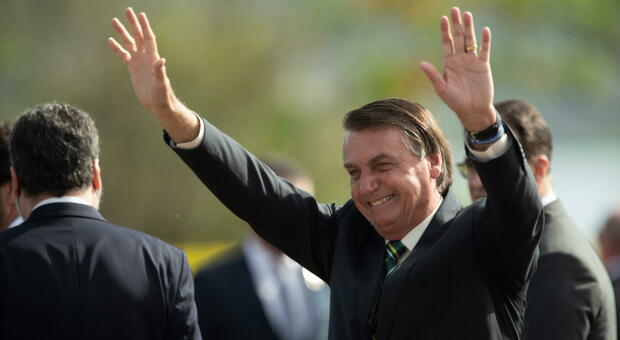 Covid, in Brasile 160mila morti ma il presidente Bolsonaro: «Il virus sta terminando, è solo una piccola influenza»