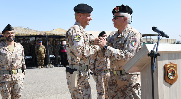 La cerimonia del passaggio di consegne in Iraq. A sinistra, il colonnello Pisani
