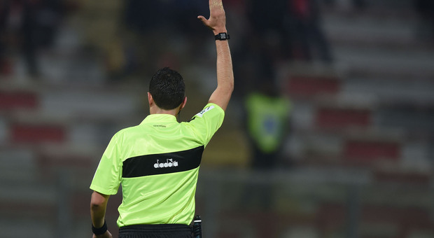 Malore mentre arbitra la partita di calcio a Treviso, alza la mano e si accascia in mezzo al campo