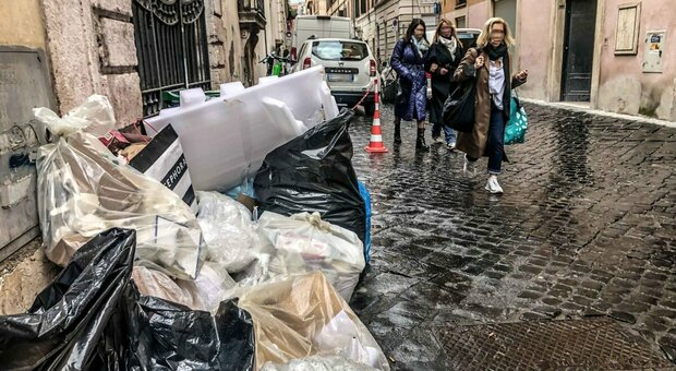 Roma, rifiuti di negozi e locali: da gennaio si cambia, raccolta solo dopo le 20