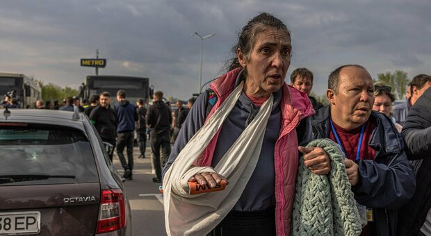 Mariupol, profughi interrogati e perquisiti: controlli anche alla biancheria intima: «Non abbiamo visto pane per 6 settimane»
