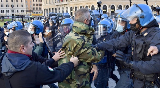Covid, a piazza Venezia protesta dei negazionisti