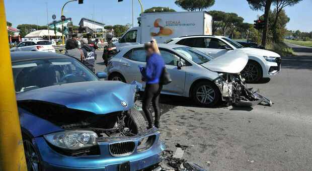 Incidente in via Cristoforo Colombo: un ferito trasportato al Grassi e traffico in tilt a Casal Palocco