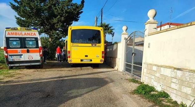Investita dallo scuolabus in retromarcia, donna muore a Brindisi: sotto choc i bambini a bordo