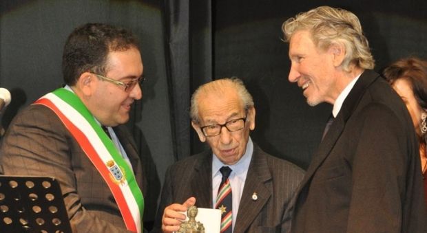 Harry Shindler tra il sindaco di Aprilia, Antonio Terra, e Roger Waters il 18 febbraio del 2014