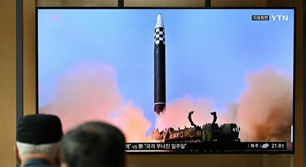 Hwasong-12, ecco il missile lanciato da Kim Jong-un: a raggio intermedio, fu presentato per celebrare il Giorno del Sole