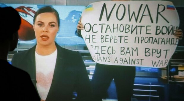 Russia, la tv nazionale accusa Marina «La giornalista del blitz in diretta contro la guerra è una spia inglese»