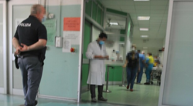 Spedizione punitiva: in 12 all'ospedale per aggredire il compagno della donna accoltellata