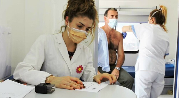In un ambulatorio della Asl Rm6 ai Castelli Romani si procede con il vaccino anti-influenzale