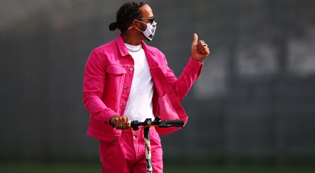 Hamilton in rosa a Imola