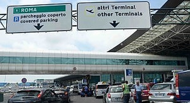 Roma, professore fermato in aeroporto: aveva un teschio umano in valigia