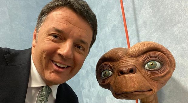 Renzi fa il selfie con E.T., il commento di Casini: «Siete identici»