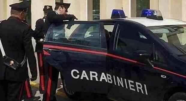 Aggredisce la moglie e i carabinieri: arrestato e portato al de Lellis