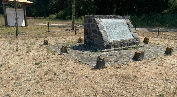 Il cippo nel bosco del Foglino a Nettuno che ricorda lo sbarco degli angloamericani nel gennaio del 1944