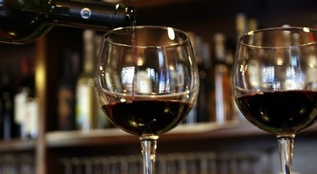 L'alcol accorcia la vita: 4-5 anni in meno con 18 bicchieri di vino a settimana
