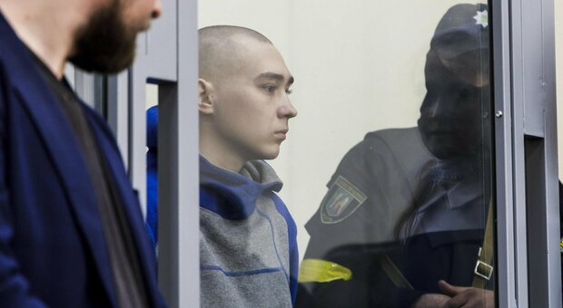 Vadim Shishimarin a processo per crimini di guerra, il primo soldato russo accusato si dichiara colpevole