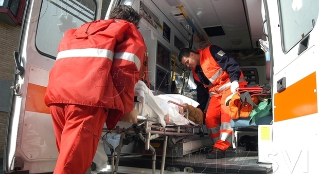 Muore bimbo di un anno precipitato dal balcone a Modena, ma la mamma: «E' caduto dal letto»