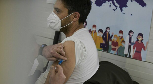 Covid Lazio, medici e infermieri: uno su tre escluso dalla vaccinazione
