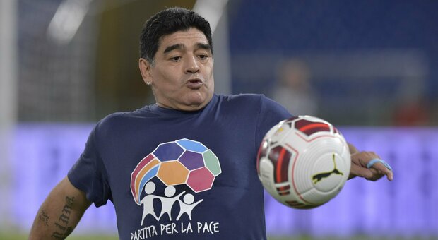 Morto Maradona, calcio internazionale sgomento. L'Equipe: «Se n'è andato un Dio»