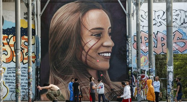 Luana D'Orazio, street artist aggredito e derubato mentre dipinge il murale a Roma